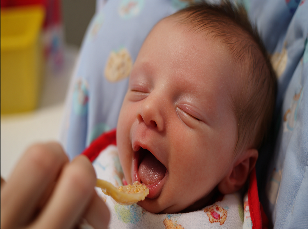 Младенец срыгивает после кормления