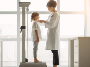 Задержка роста у детей: признаки, причины и лечение